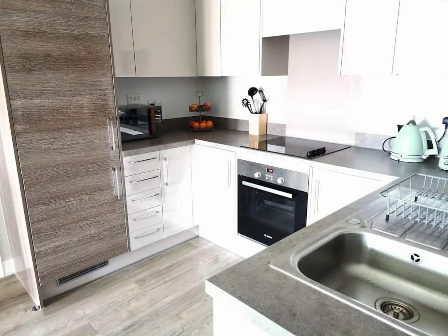 Luxury 1 Bedroom Flat With Balcony - St Anne's *
